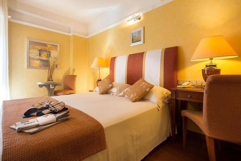 Classic Double room with balcony (full double bed)