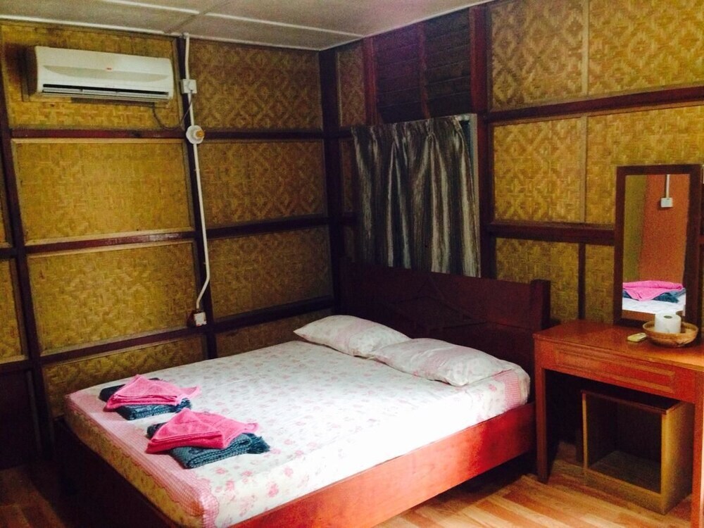 Nusa Holiday Village