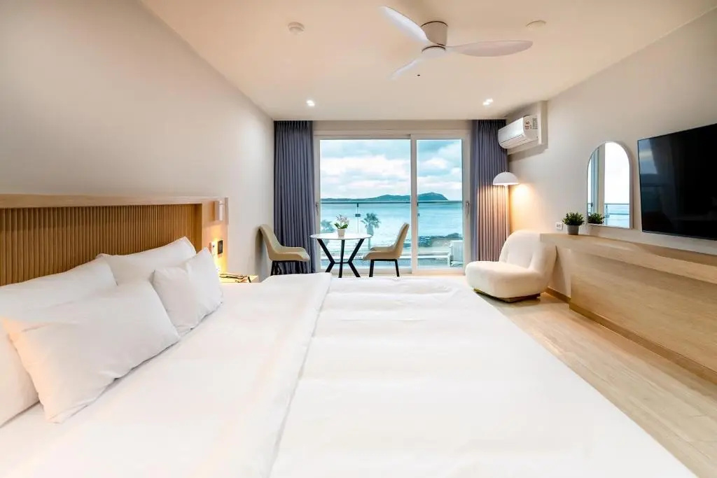 Deluxe Double room with sea view (full double bed)