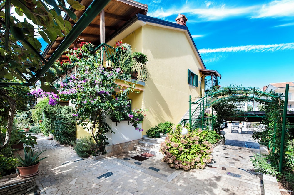 Room and Apartments Villa Dea