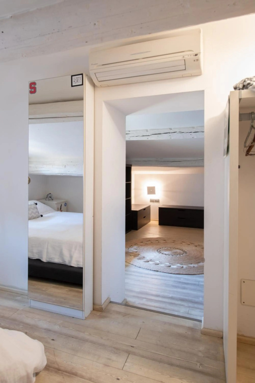 Stunning top Floor Flat in the Heart of Verona - With car Park