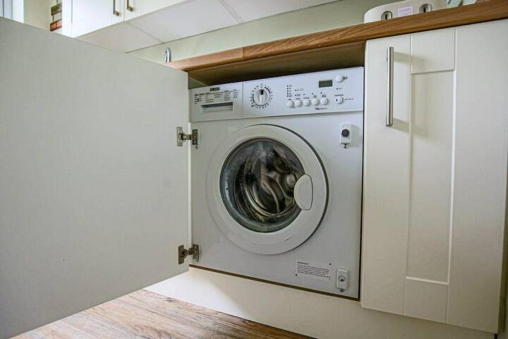 Lowndes House - Close to City Centre - Garden, Free Parking and Smart TV by Yoko Property