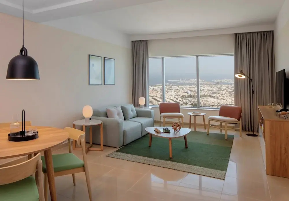 Четырёхместный люкс с 2 комнатами с видом на море в Staybridge Suites Dubai Financial Centre