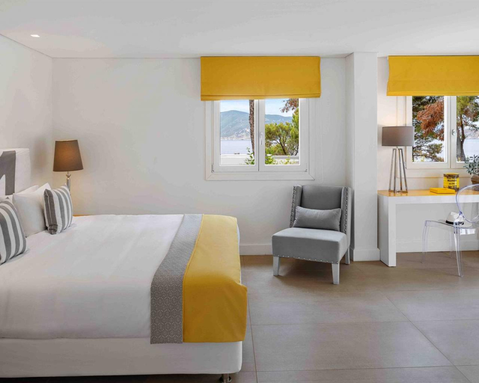 Deluxe Junior Suite with partial sea view