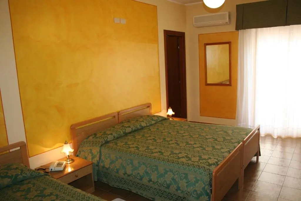 Standard Triple room