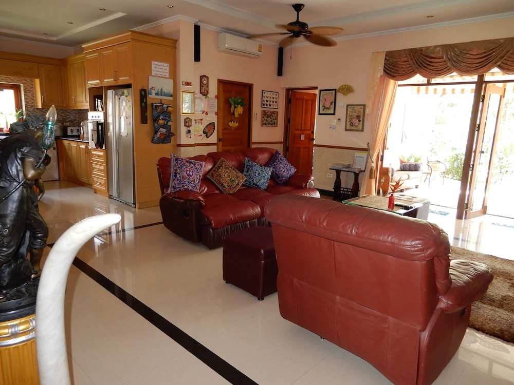 Relaxing Palm Pool Villa