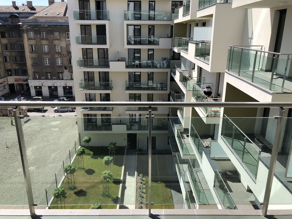 1 Bedroom Superior Double Apartment (full double bed and sofa)