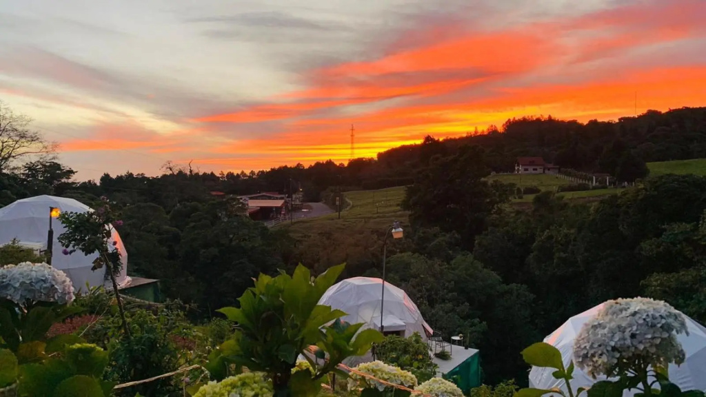 Poas Volcano Observatory Lodge & Glamping