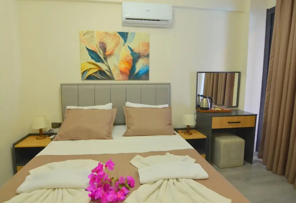 Double room with pool view (full double bed)