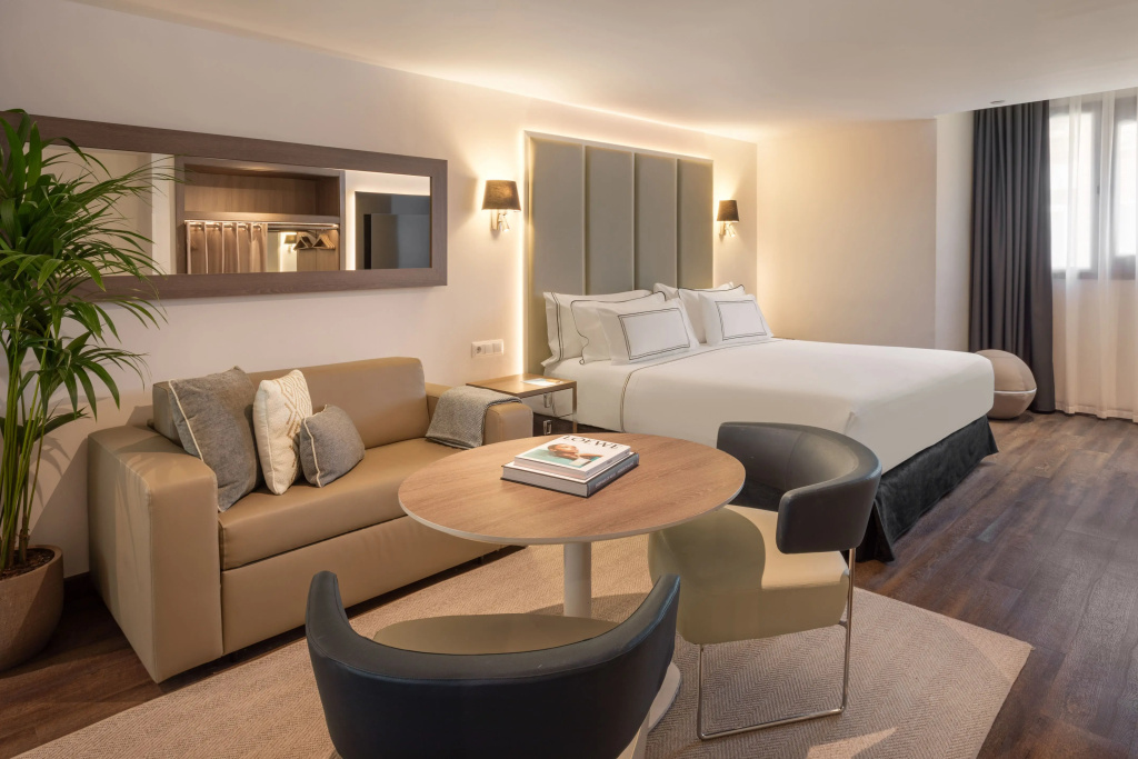 Grand Premium The Level Communicated room