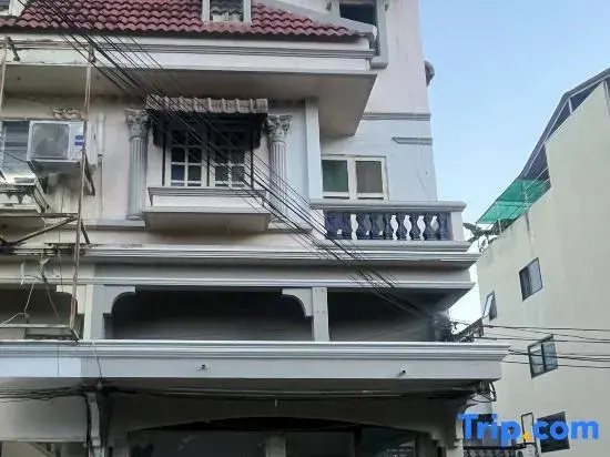 Kingbed ,rftop ,near train station ,3km ThaPae rd.