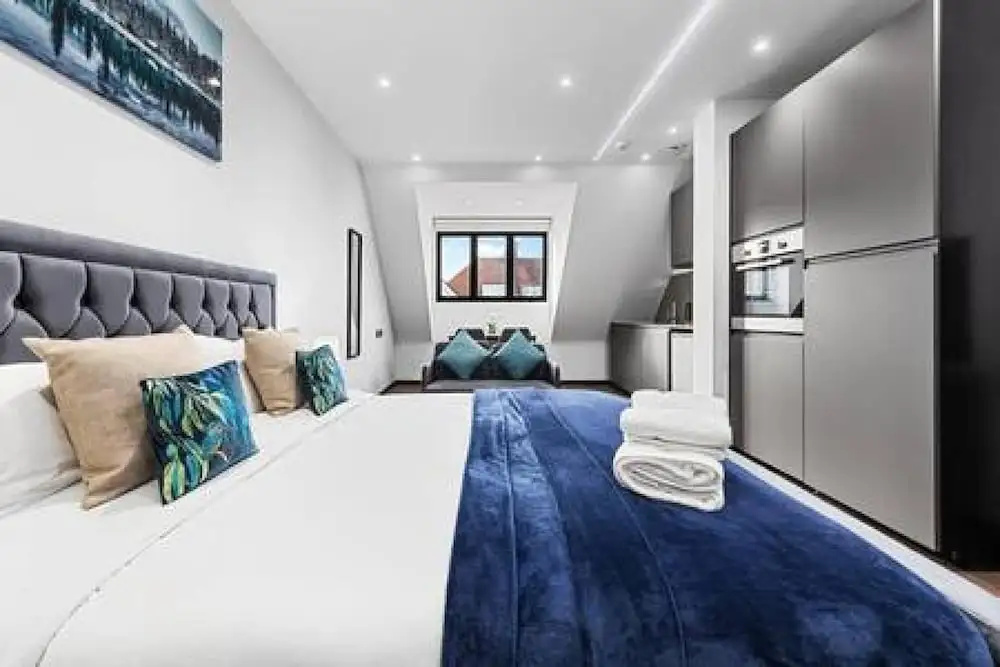 Stylish King Size Bed Studio Near Central London — фото