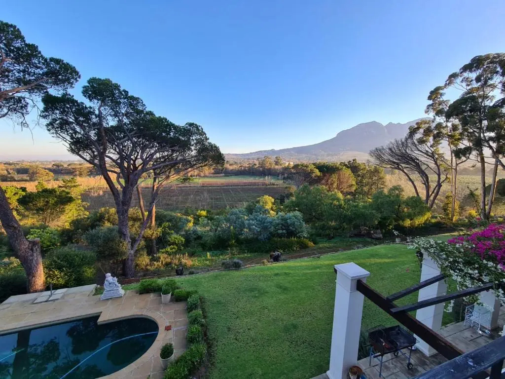 設有露台及景觀的標準雙人房，配有雙人床