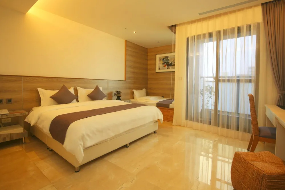 Deluxe Triple room with balcony and with city view