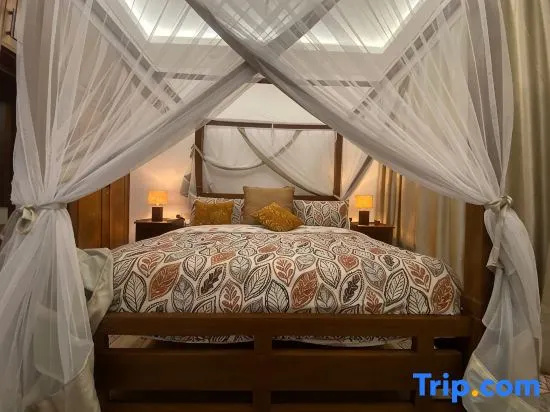 Luxurious 1bedhideaway with pool, AC &beach access