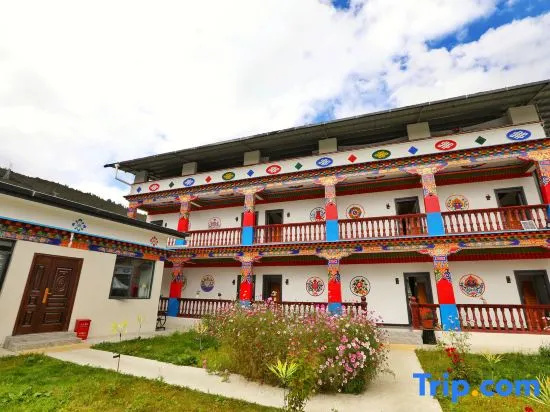 Lulang Zaxidele Tibetan Courtyard