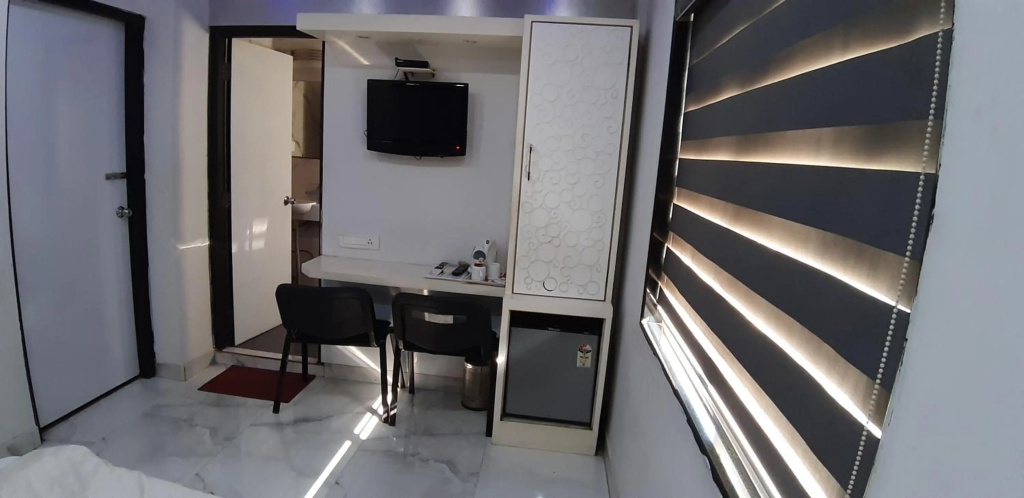 OYO 1483 Hotel Hiland Inn — 5