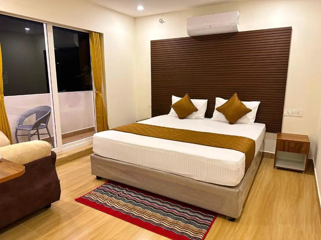 Standard Double room with lake view (full double bed)