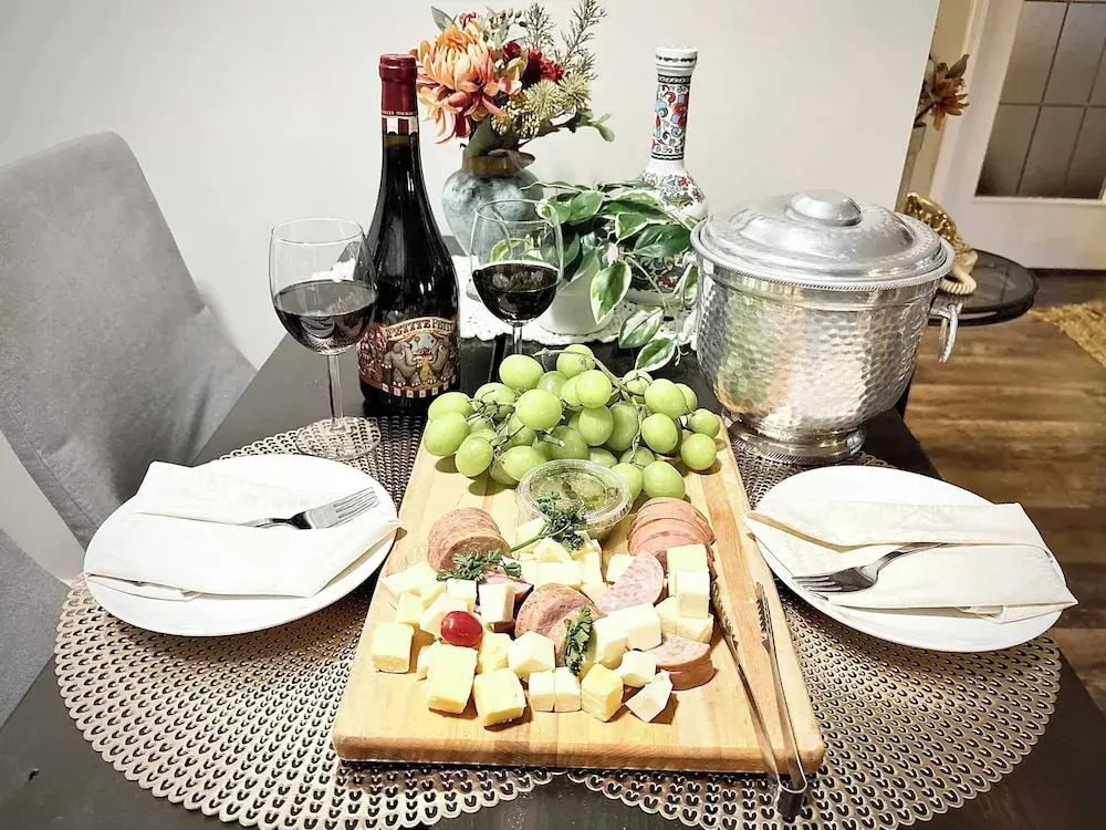 Stylish Downtown Condo near Rogers Place | Parking, Gym, Balcony & Kitchen - фото 17