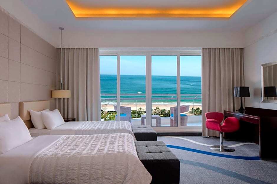 Двухместный номер Deluxe с балконом и с видом на океан 2 отдельные кровати в Le Meridien Al Aqah Beach