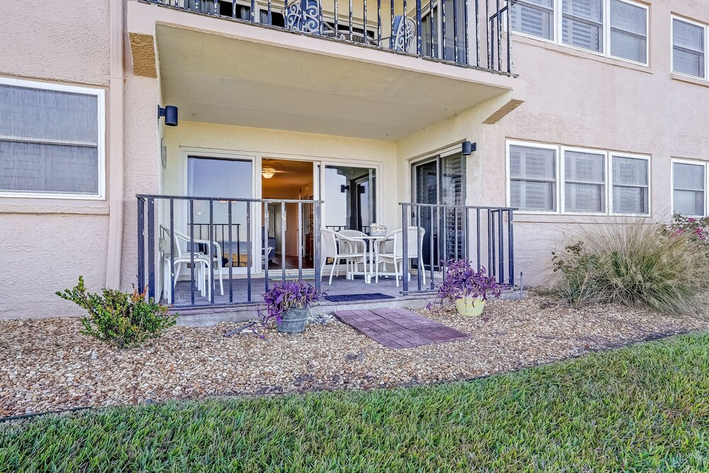 Atlantic Ocean View Condo, Easy Access to the Pool and Beach by RedAwning