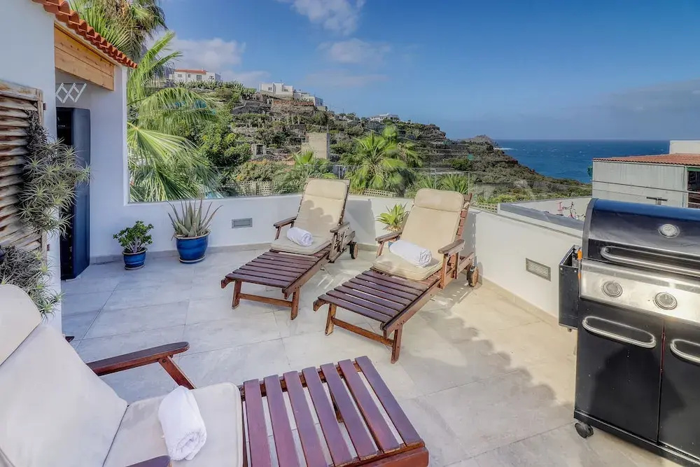 Spacious Terrace House w Ocean View 100m to the Beach
