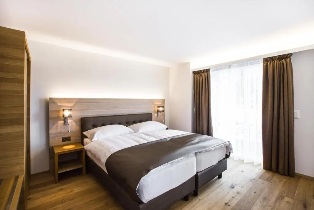 Standard Double room with lake view (full double bed)