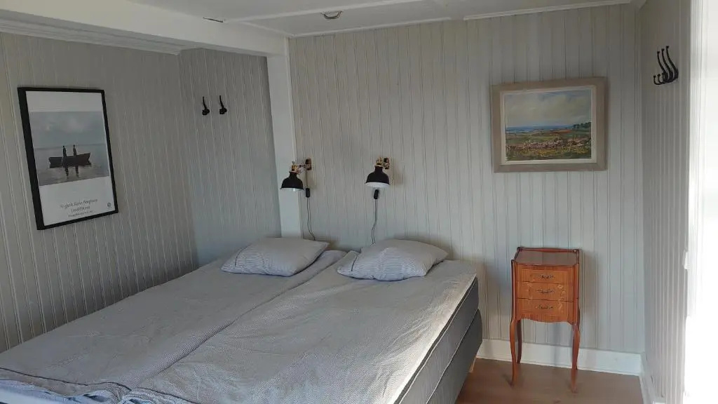 Standard Double room with lake view (full double bed)