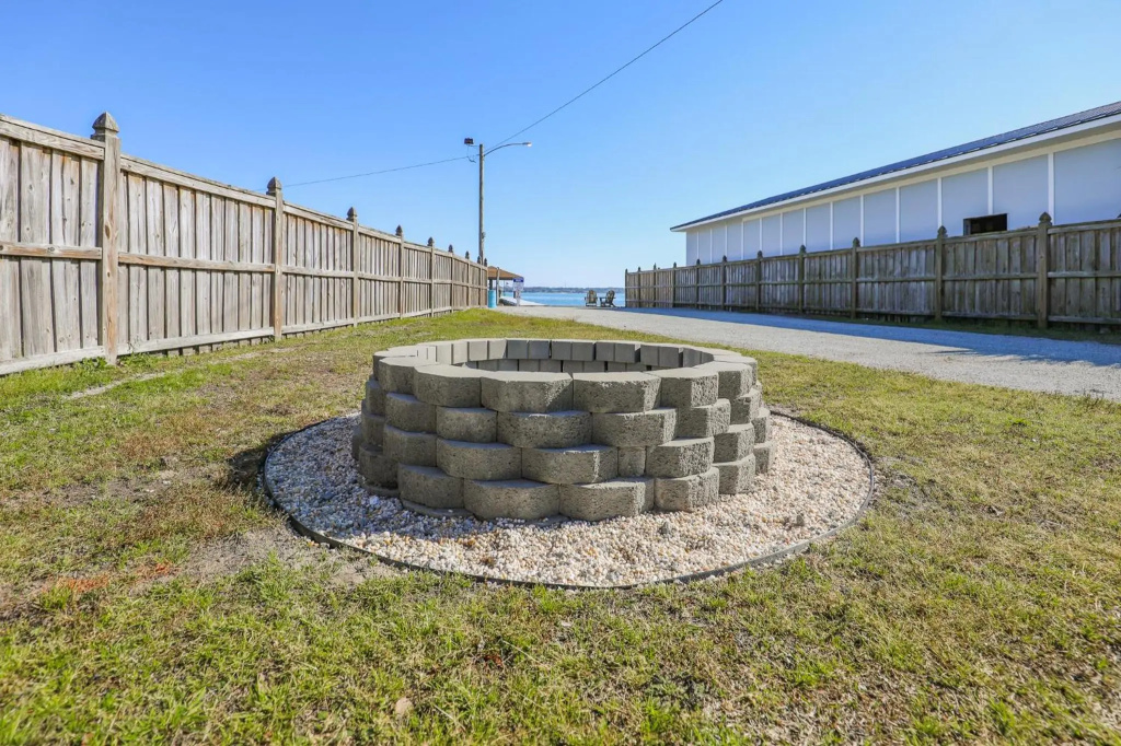 Spacious Home with Waterfront View-Welcome Pets
