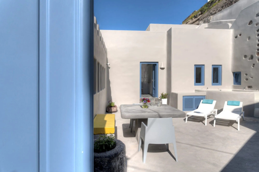 Luna Santorini Suites
