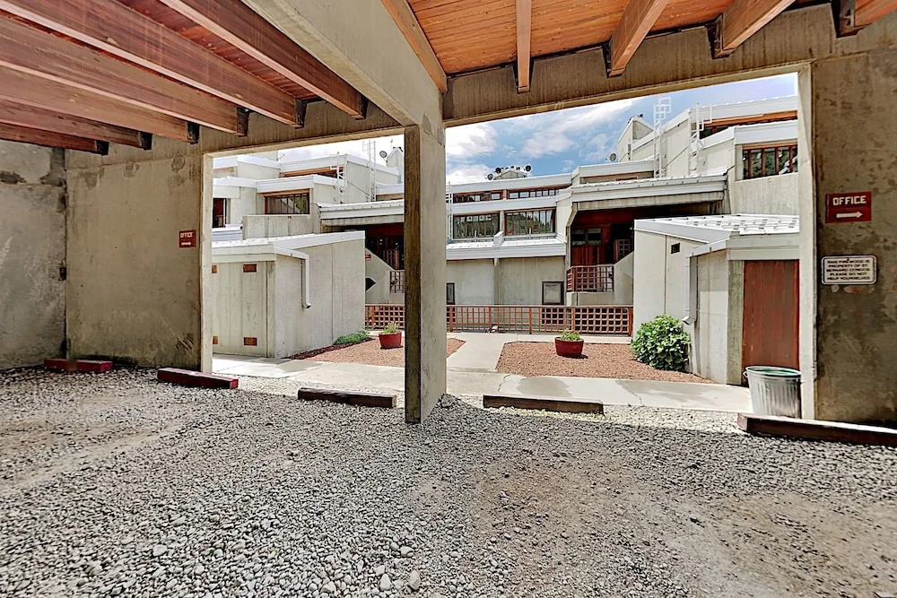 15tru1zs 2 Bedroom Condo