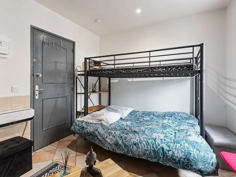 Simplistic Holiday Home in Nice Near the Seabeach