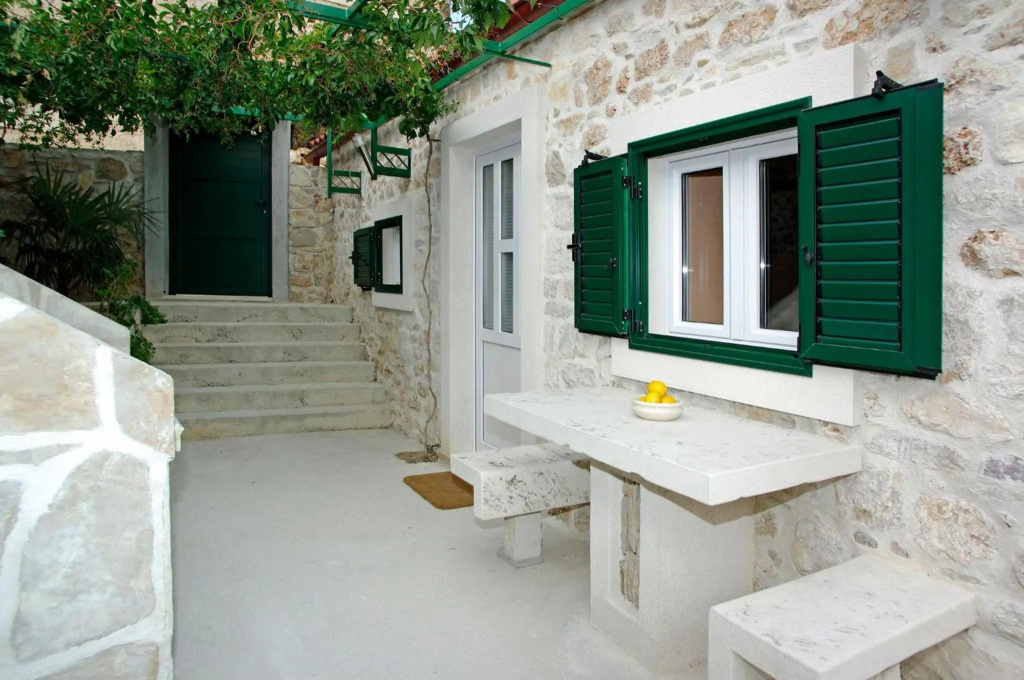 Apartment Menego A2 BOL-CENTER, Croatia