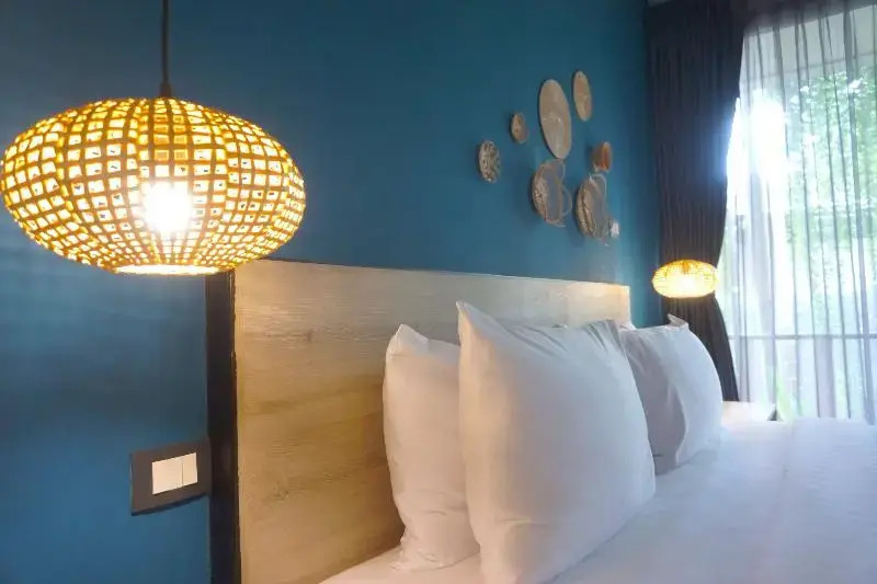 Двухместный номер Deluxe с балконом и с видом на сад двуспальная кровать в Signature Phuket Resort
