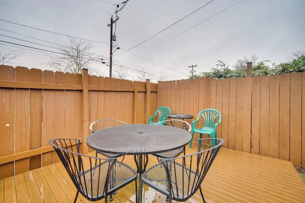 3 Mi to Dtwn Seattle: Large Home w/ Private Deck!