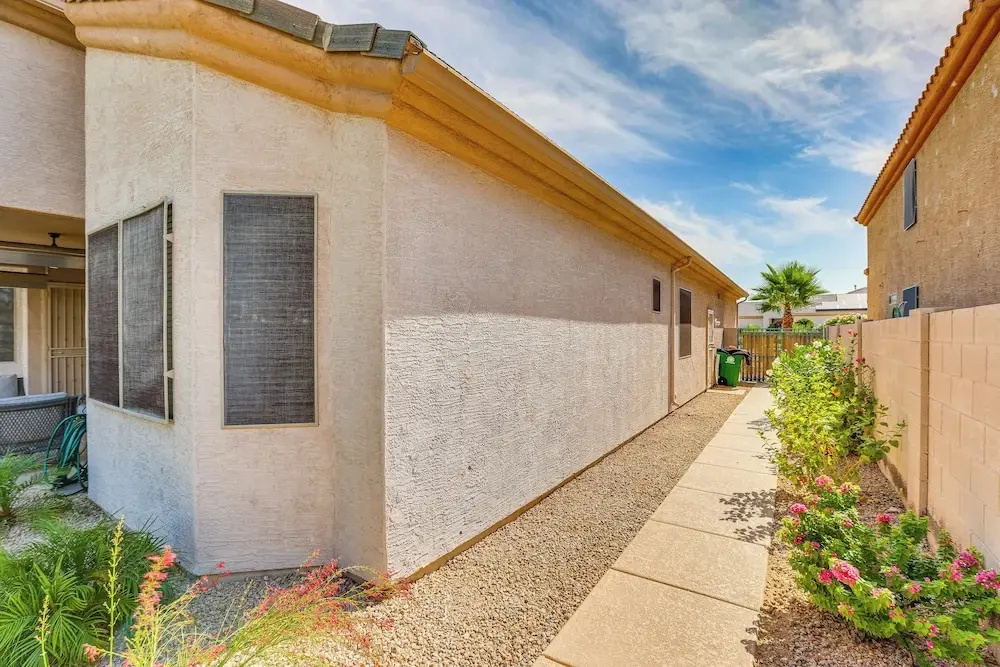 Pool & Putting Green: Goodyear Home on Golf Course