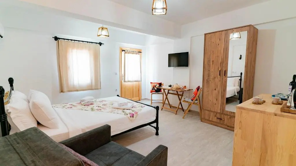 Deluxe Double room (full double bed)
