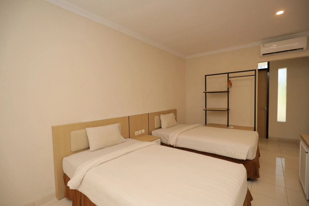 Deluxe room with pool view