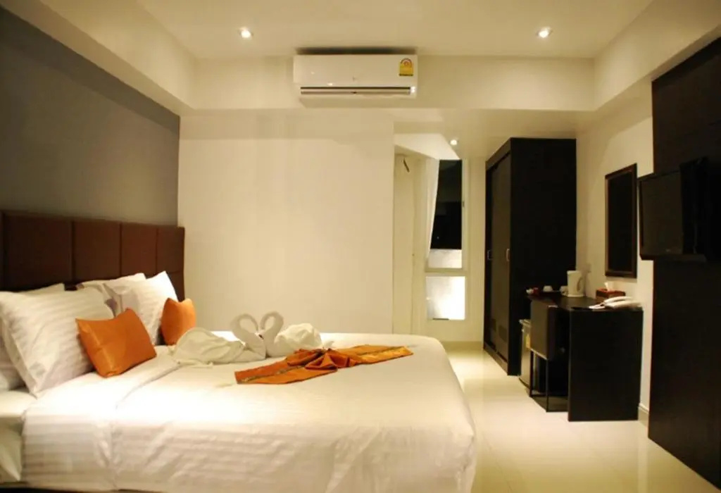 Deluxe Double room with pool view (full double bed)
