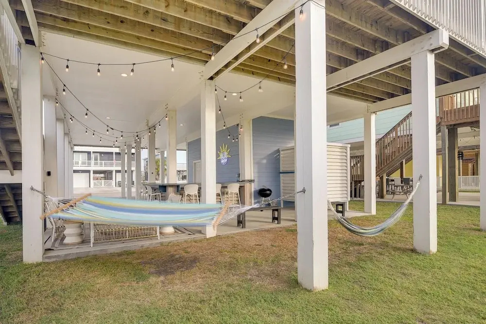 Galveston Home w/ Pool Access, Walk to Beaches!