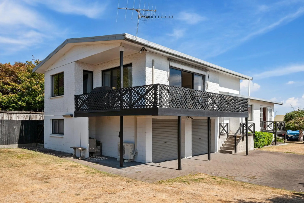Lake Vista at Two Mile Bay- Taupo Central Holiday Home