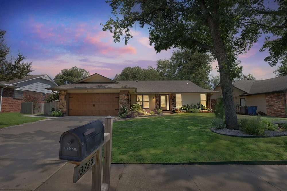 Cozy 4 Bedroom Home - Minutes to Downtown Tulsa by RedAwning