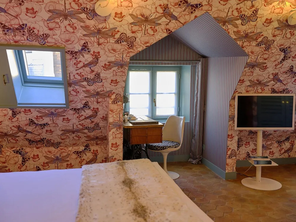 Hôtel du Petit Moulin, Haute Couture hotel by Lacroix 43