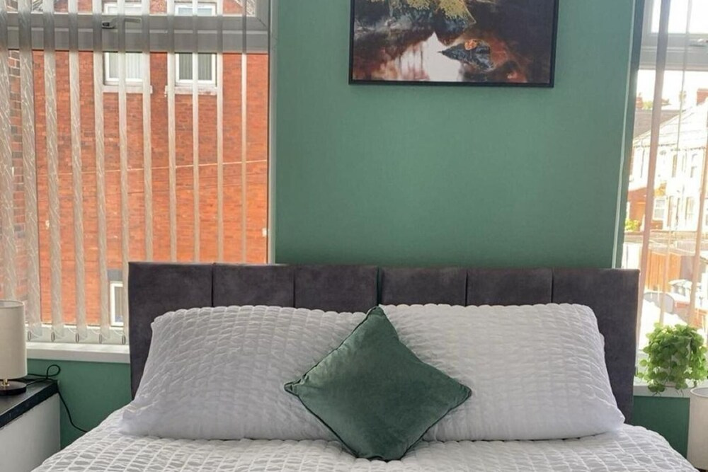 2 Bed Flat - Sleeps 5 - Parking - Wifi