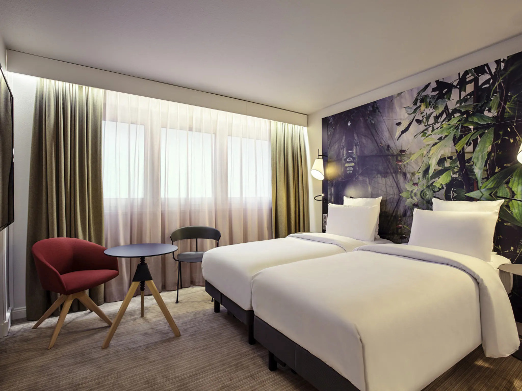 Отель Hotel Mercure Paris La Défense в Курбевуе