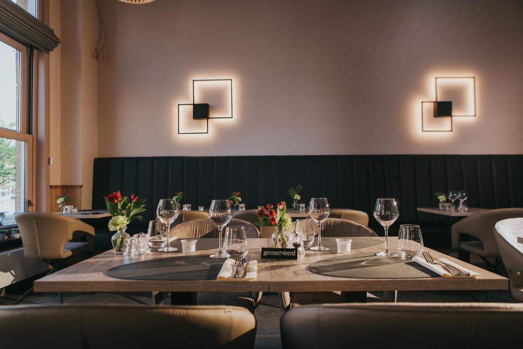 Hotel Tearoom New Regina by null