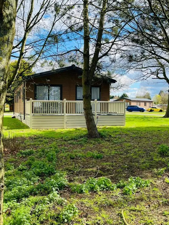 Oakwood Lodge with Hot Tub