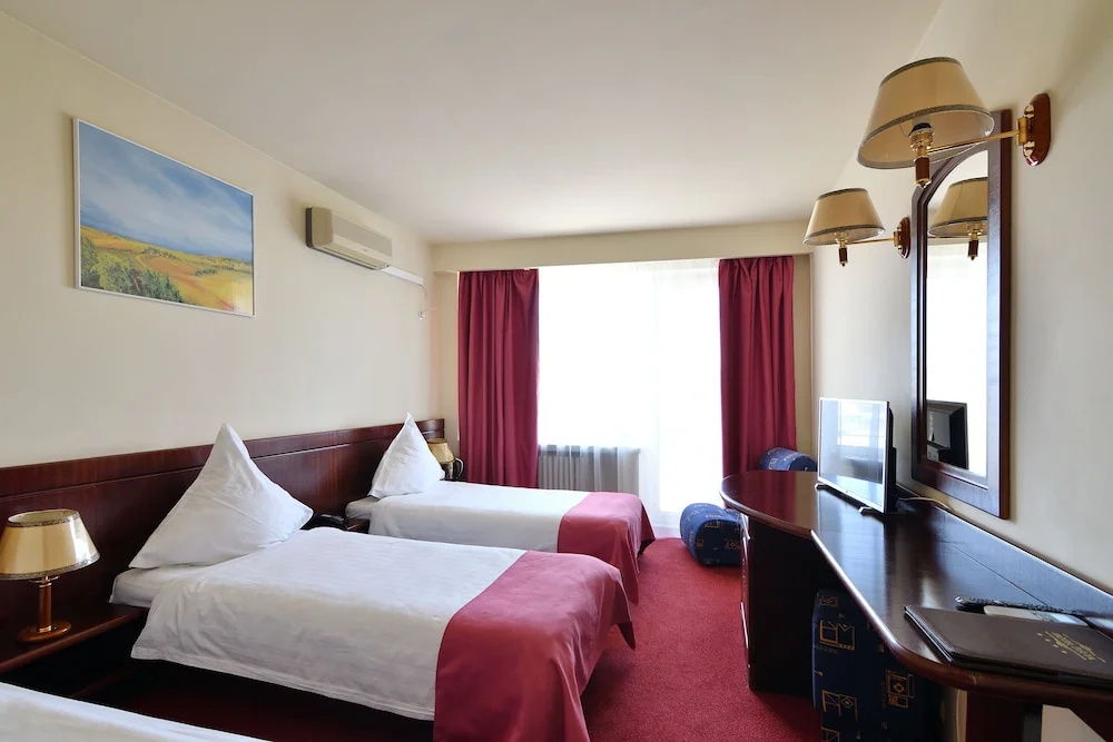 Standard Triple room with city view
