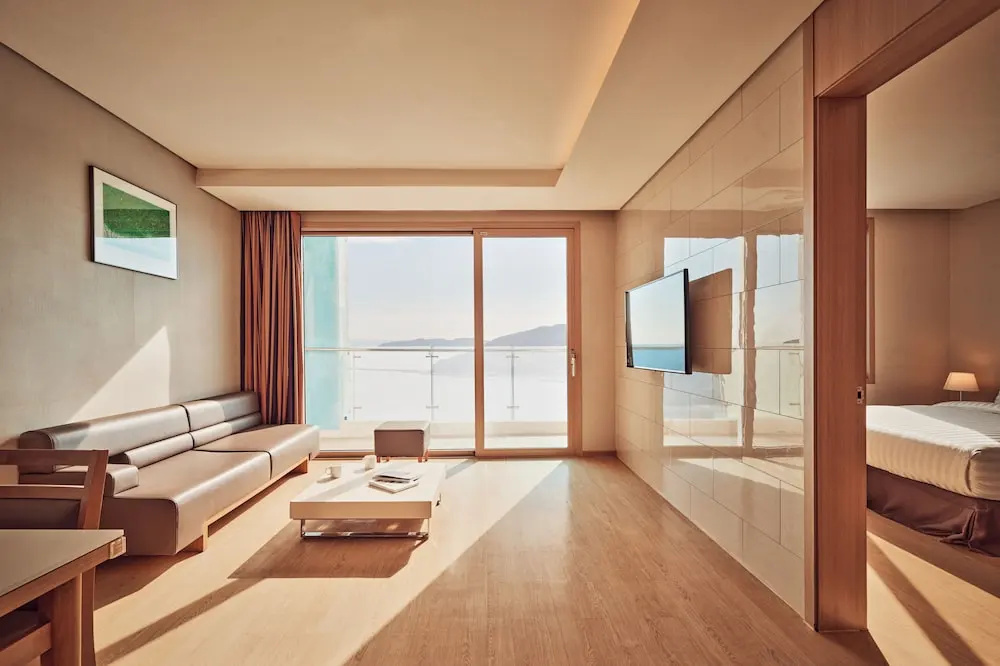 2 Bedrooms Suite with ocean view