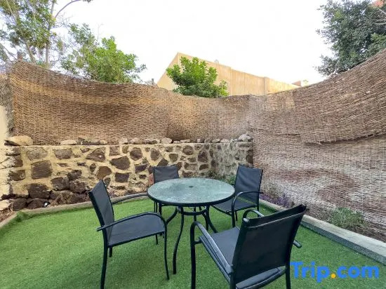 98. Homey 2BR Townhouse | 2 Queen Beds | Garden